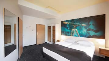 Desk, soundproofing, free WiFi, bed sheets