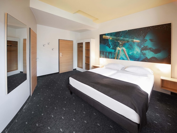 Desk, soundproofing, free WiFi, bed sheets