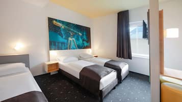 Triple Room | Desk, soundproofing, free WiFi, bed sheets