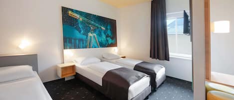 Desk, soundproofing, free WiFi, bed sheets