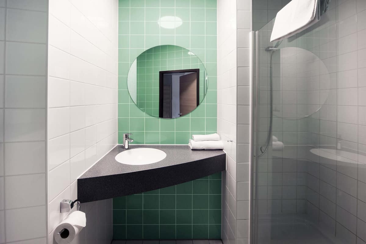 desk, soundproofing, free wifi, bed sheets