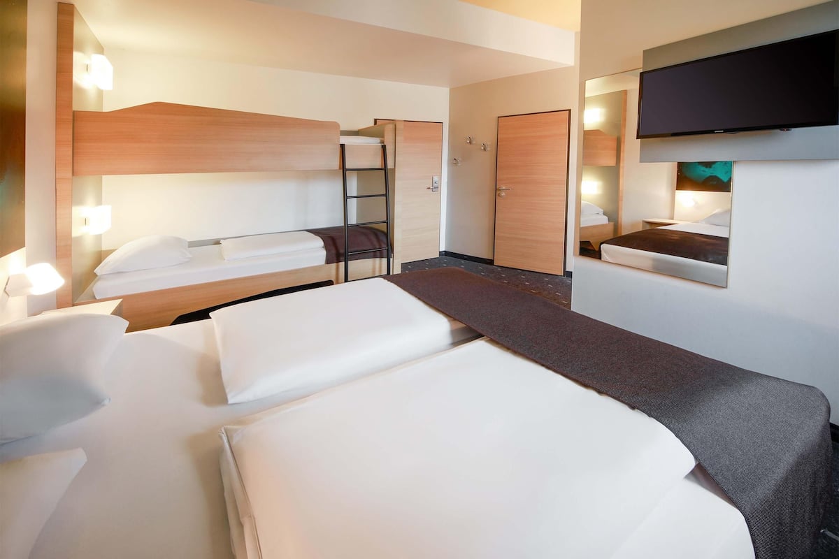 quadruple room | desk, soundproofing, free wifi, bed sheets