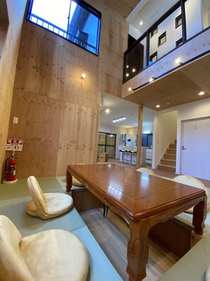 House, 5 Bedrooms | Living area