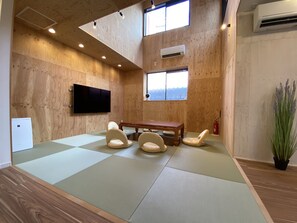 House, 5 Bedrooms | Living area