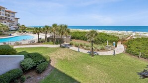 Een resort met een zwembad, toegang tot het strand en uitzicht op de oceaan.