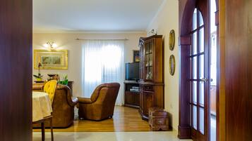 Apartamento (Three-Bedroom Apartment) | Sala de estar | TV