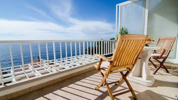 Departamento (Three-Bedroom Apartment) | Balcón