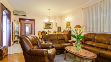 Apartamento (Three-Bedroom Apartment) | Sala de estar | Una televisión