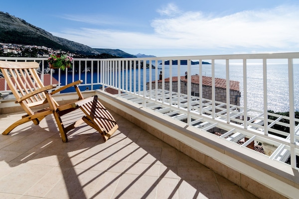 Apartamento (Three-Bedroom Apartment) | Sacada