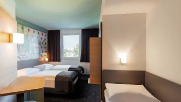 Triple Room | Desk, soundproofing, free WiFi, bed sheets