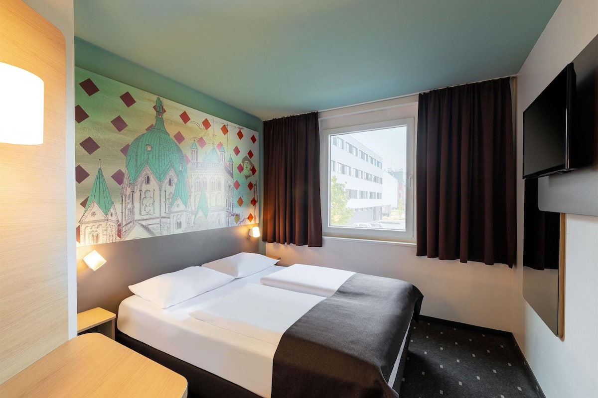 Desk, soundproofing, free WiFi, bed sheets