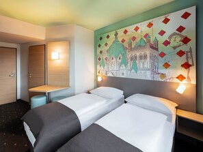 A hotel room with two beds, a desk, and a wall-mounted artwork. - B&B Hotel Neuss (Neuss)