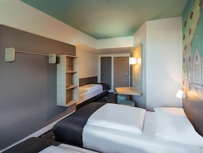 Triple Room | Desk, soundproofing, free WiFi, bed sheets - B&B Hotel Neuss (Neuss)