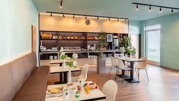 Café da manhã com buffet diário (EUR 13.9 por pessoa)