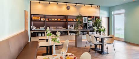 Frukostbuffé varje dag (EUR 13.9 per person)