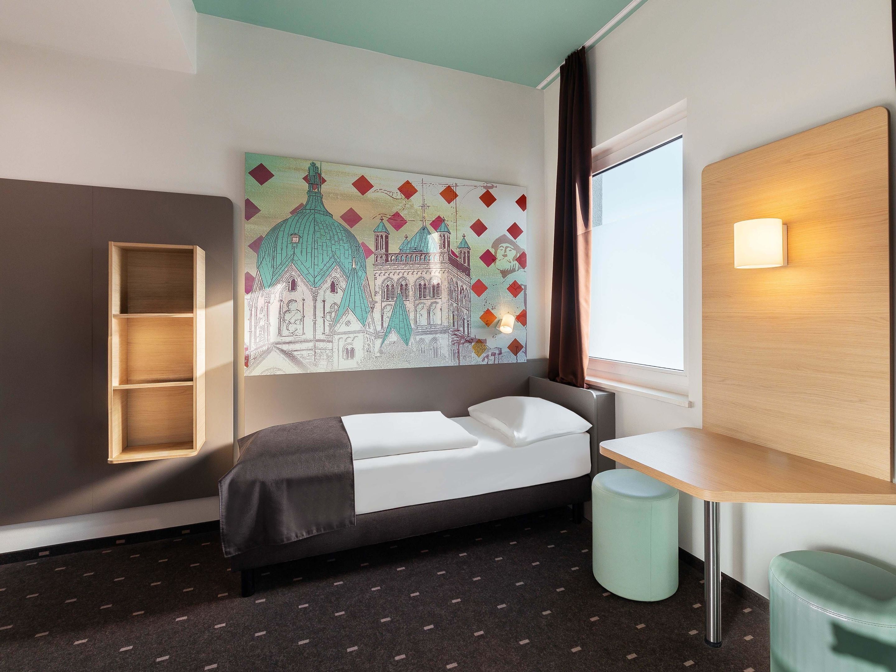 Desk, soundproofing, free WiFi, bed sheets