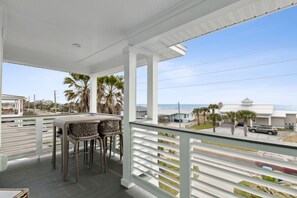 Outdoor dining - The Pelican`s Nest Egg - Hosted By Moore AI Rentals (Fernandina Beach)