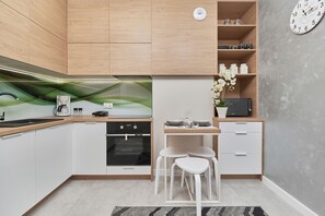 Microwave, dishwasher, coffee/tea maker, cookware/dishes/utensils - Apartment Wroclaw Teczowa by Renters (Wroclaw)