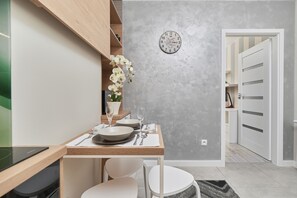 Mikrovågsugn, diskmaskin, kaffe- och tebryggare och grytor/köksredskap