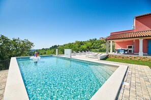 Utomhuspool och uppvÀrmd pool