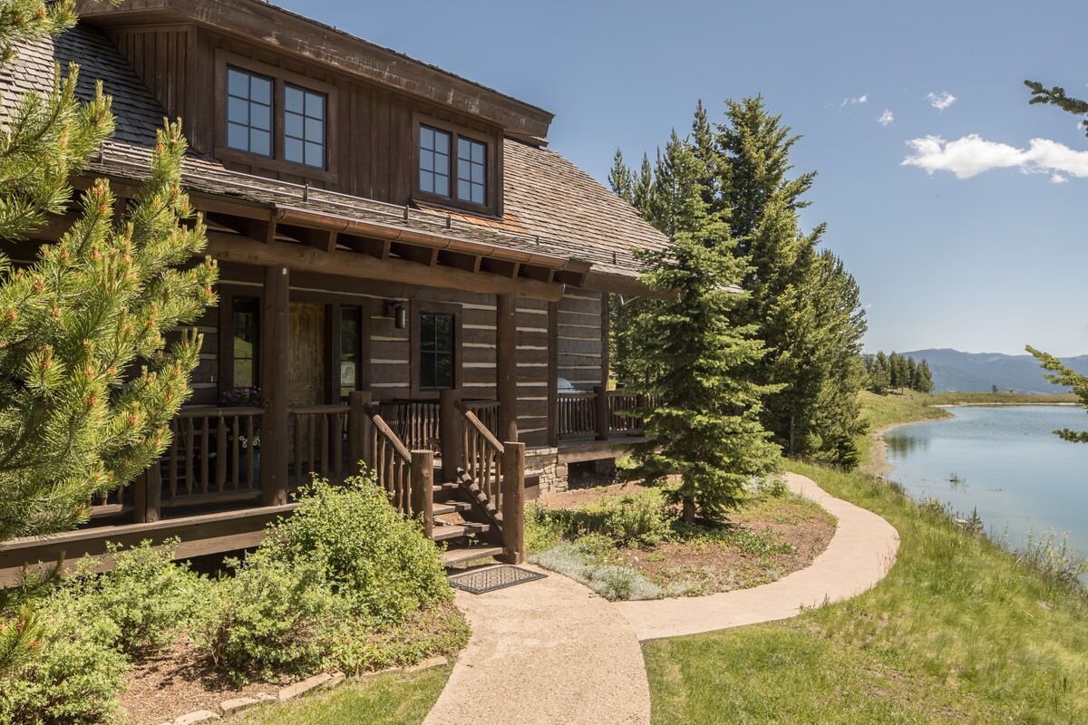 Spend Ski Season in Big Sky! Ski Accessible Luxury cabin with private hot tub, amazing views!