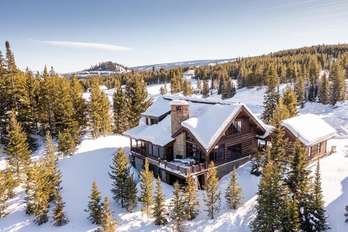 Winter Getaways in Big Sky! Ski Accessible Cabin with Hot Tub and Amazing Views