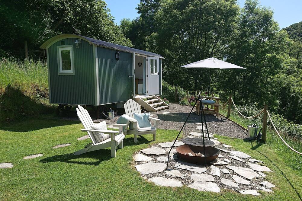 Romantic Shepherds Hut for couples fully en-suite near Exmoor and the Coast