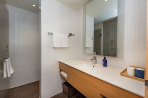 A modern bathroom with a large mirror, a sink, and a shower area. - Starway Hotel (Shanghai Anting Metro Station) (SHANGHAI)