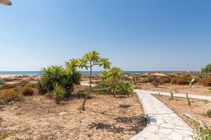 Property grounds - Amarillis, seafront apartment on the beach of Caucana (Punta Secca) (Caucana)