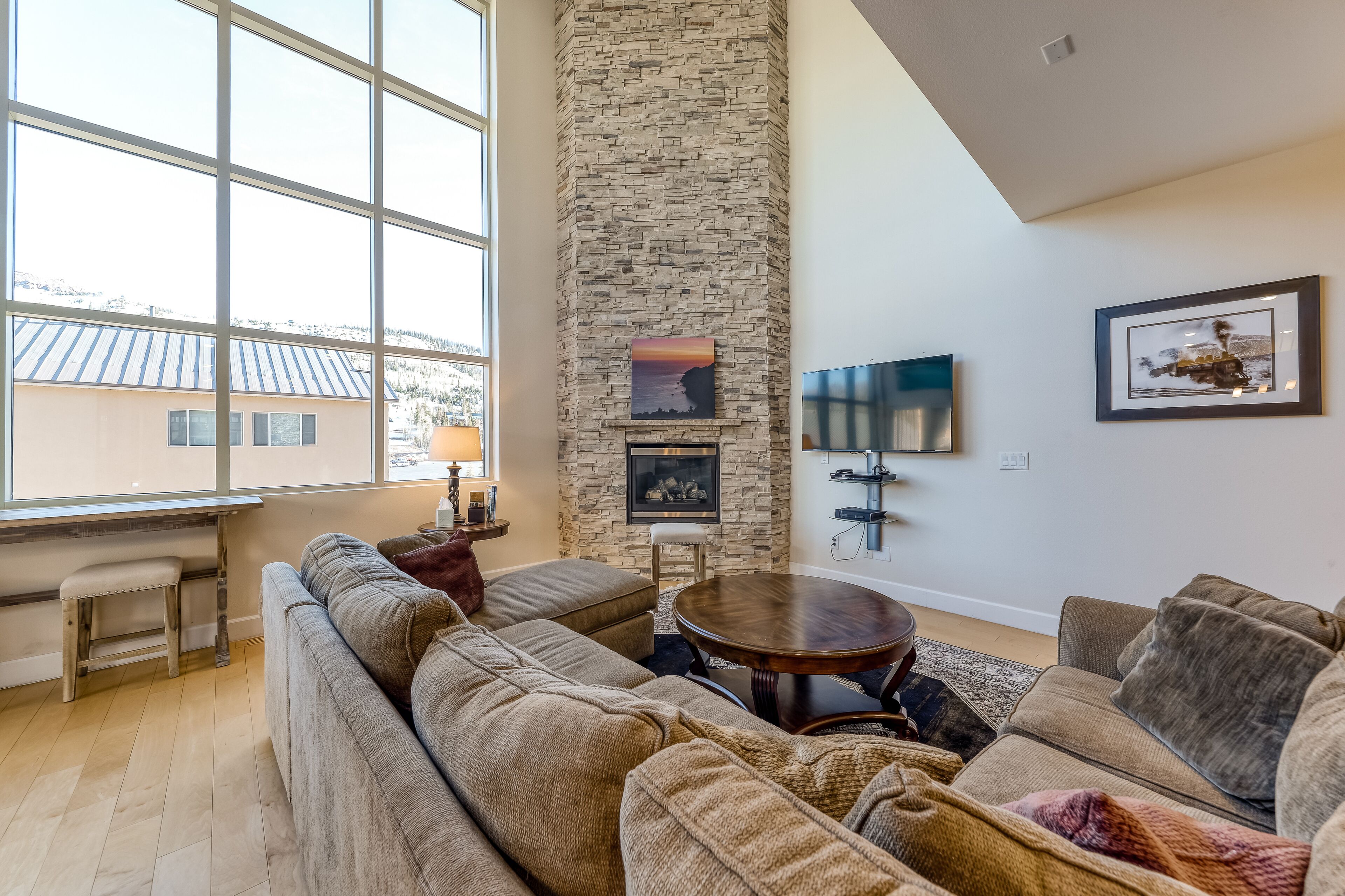 Modern getaway near the lifts - fireplace, lofted layout, mountain views & W/D