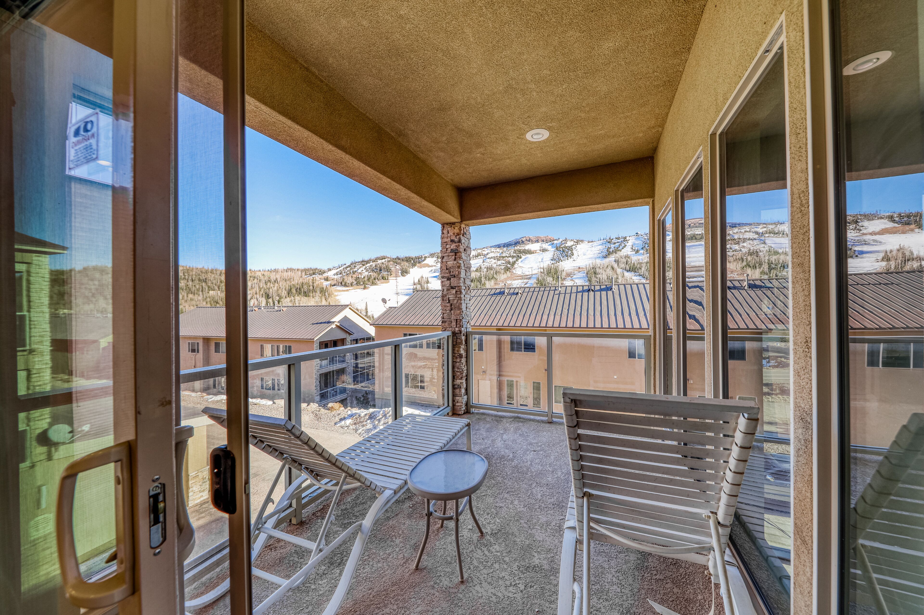 Modern getaway near the lifts - fireplace, lofted layout, mountain views & W/D