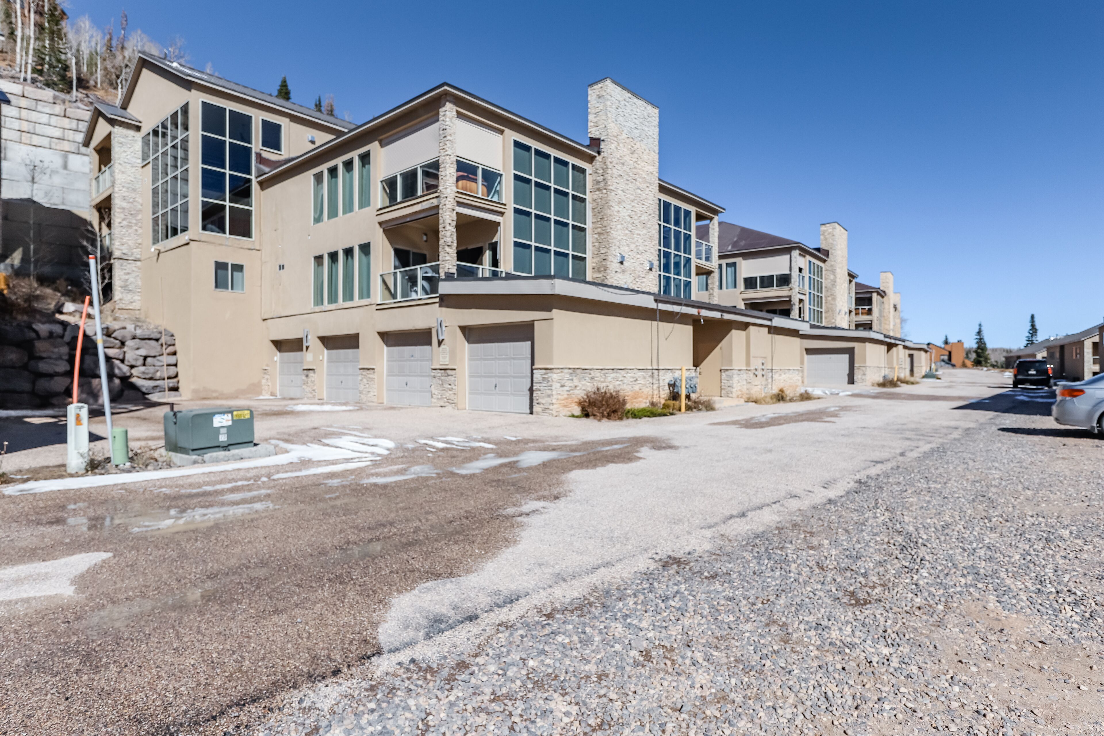 Modern getaway near the lifts - fireplace, lofted layout, mountain views & W/D