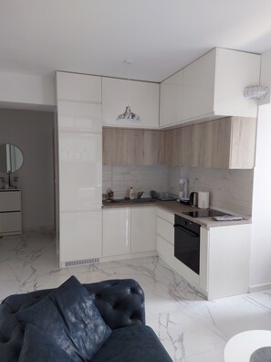 Fridge, oven, coffee/tea maker, electric kettle