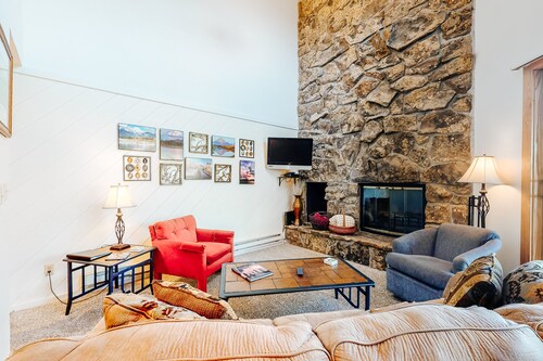 Lakefront oasis near marina with gas fireplace, loft & hot tub