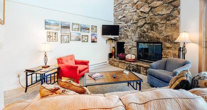 Lakefront oasis near marina with gas fireplace, loft & hot tub