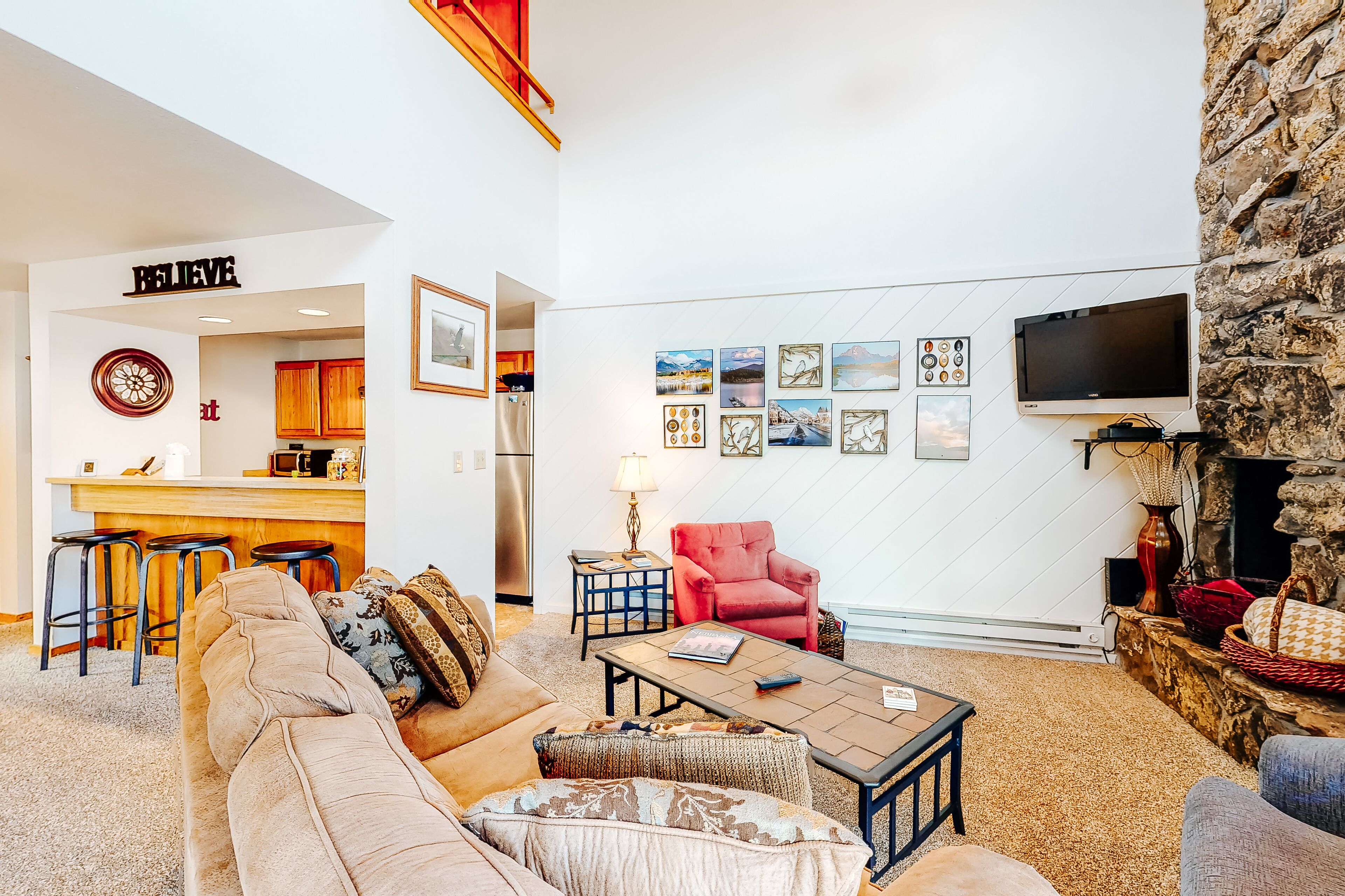 Lakefront oasis near marina with gas fireplace, loft & hot tub