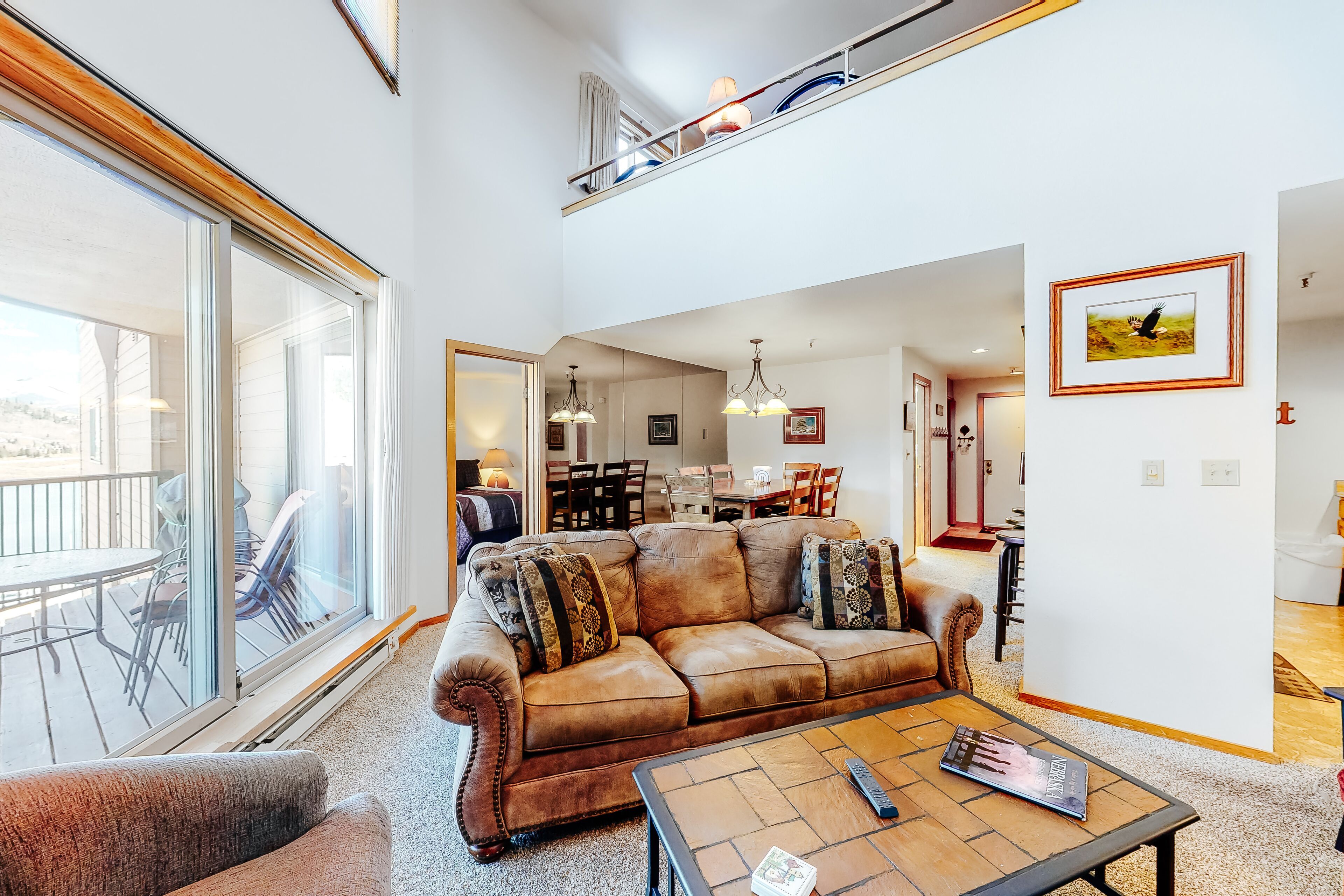 Lakefront oasis near marina with gas fireplace, loft & hot tub