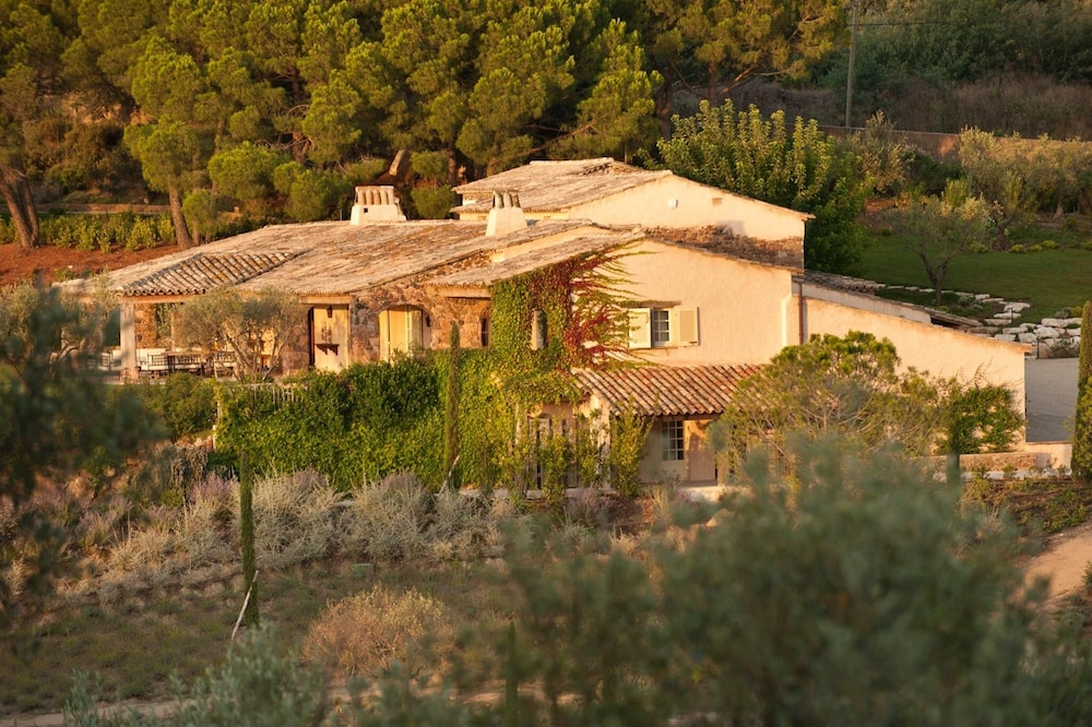 Private villa in the heart of a 30 hectare park, 10 minutes from the beaches