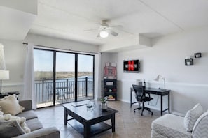 Smart TV - DT~ Free parking~ Sunset river views~ WiFi~ W/D (Wilmington)