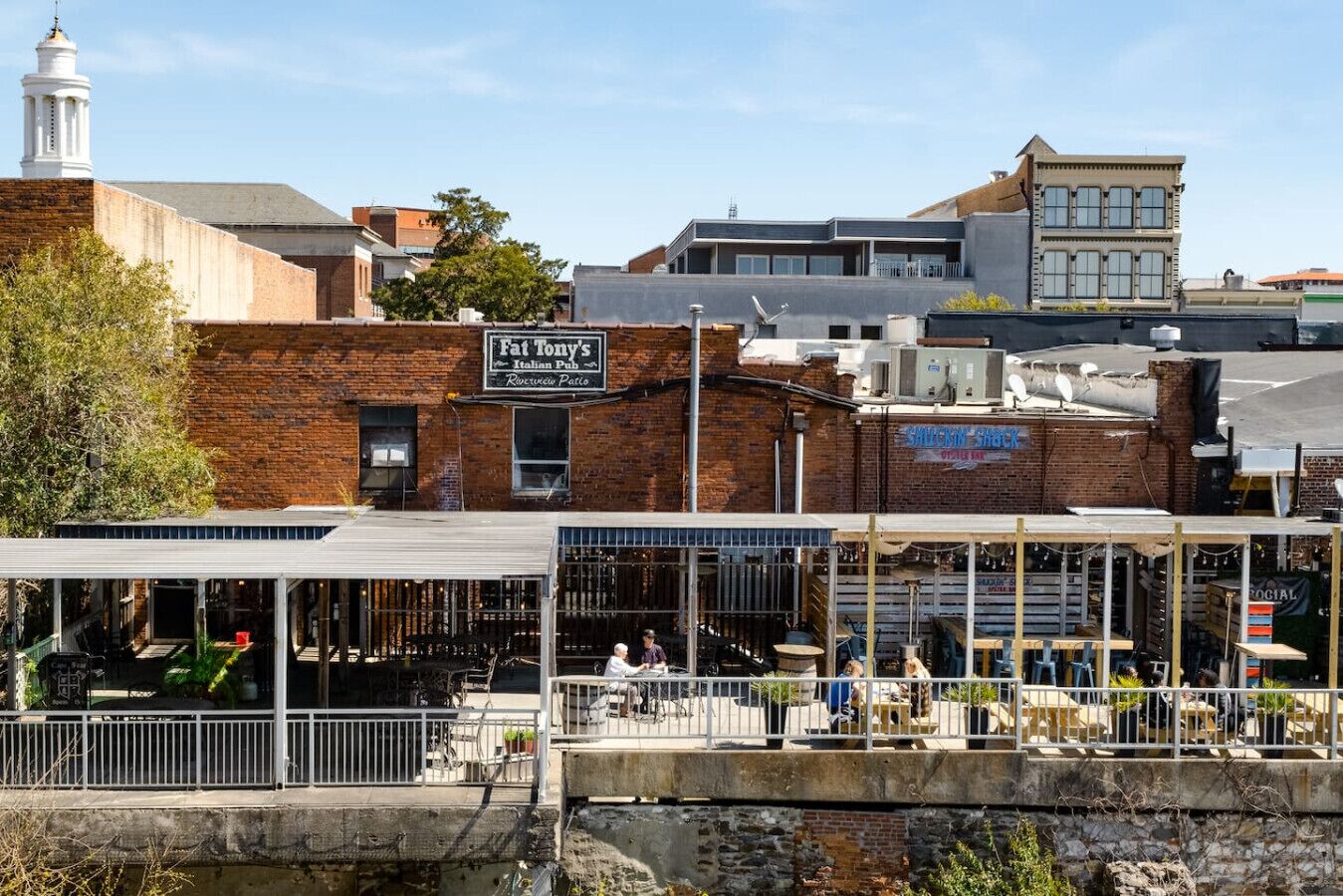 屋外ダイニングエリア