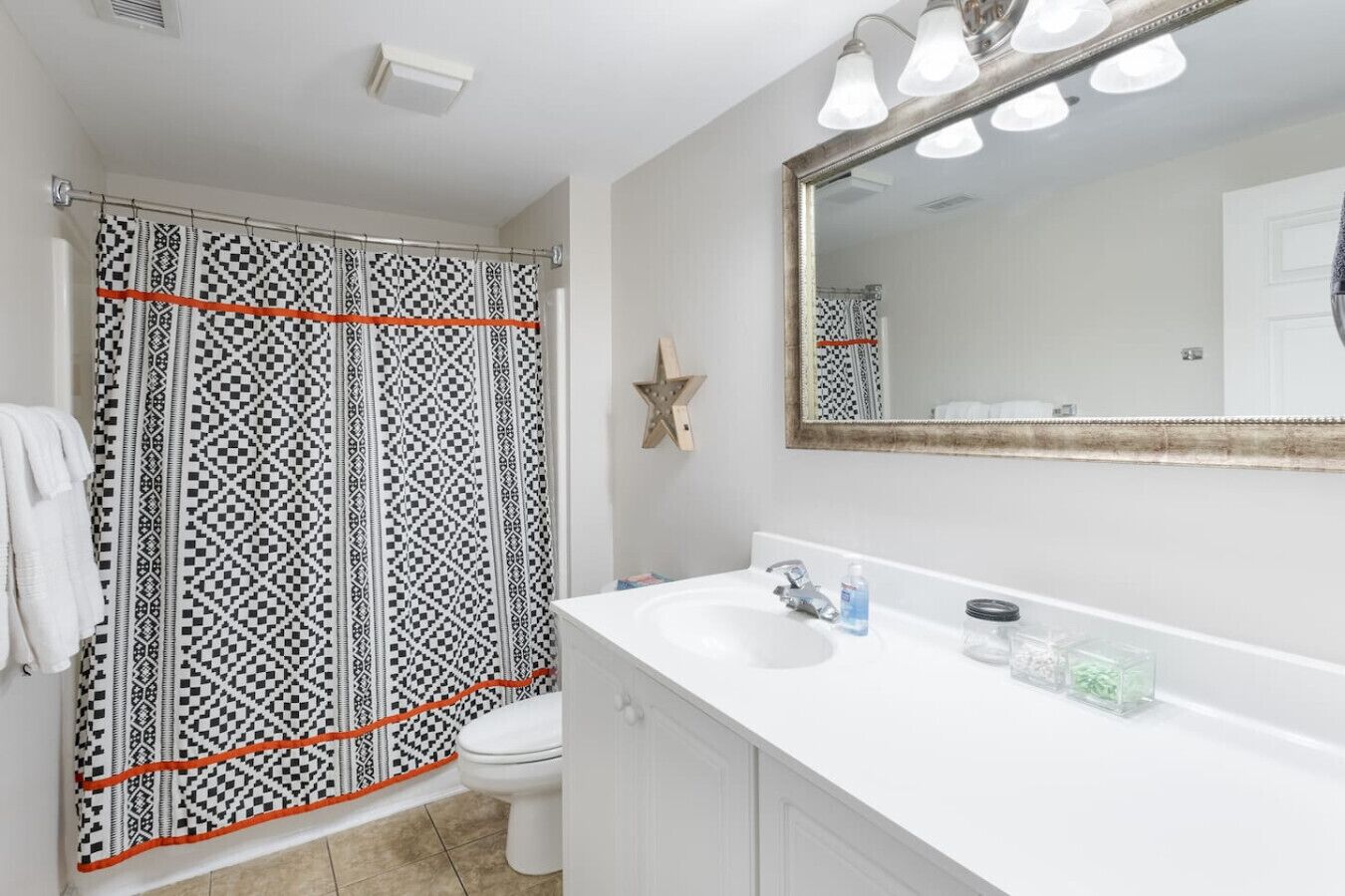 シャワー付き浴槽、ヘアドライヤー、タオル、石鹸