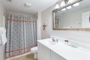 Ensemble douche/baignoire, sĂšche-cheveux, serviettes fournies, savon