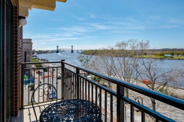 ★ `This was my 3rd time staying at Corey`s condo. The location is great and the condo is clean and easy to access.`