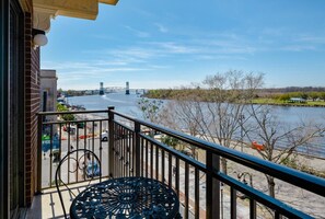 Property grounds - DT~ Free parking~ Sunset river views~ WiFi~ W/D (Wilmington)