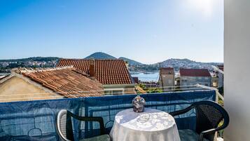 Apartamento (One Bedroom Apartment) | Sacada