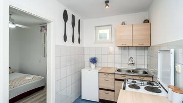 Quarto casal (Double Room 2) | Cozinha privada | Geladeira