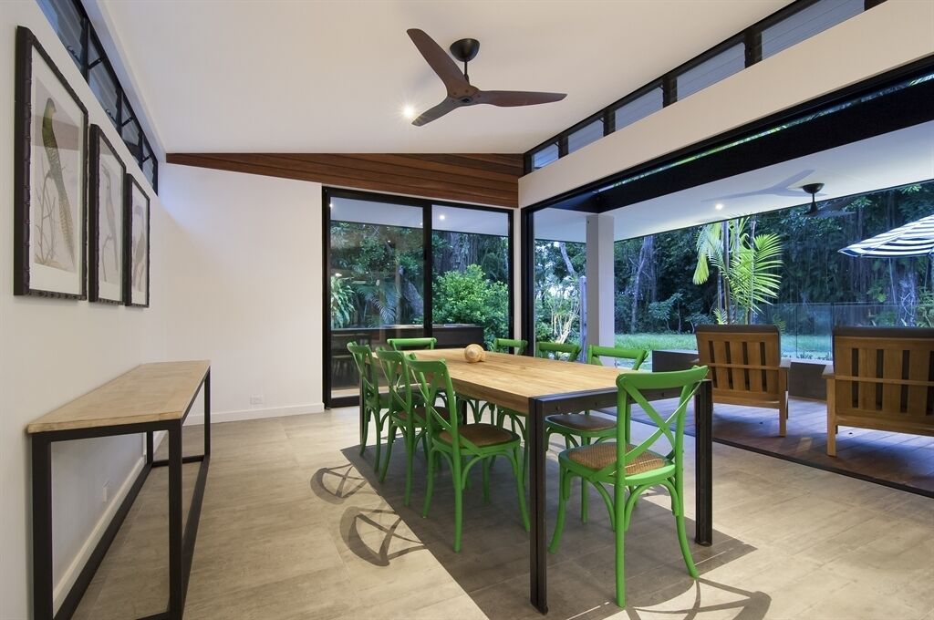 Beachfront property on Solander. Direct access to Four Mile Beach / HEATED Pool / Family friendly