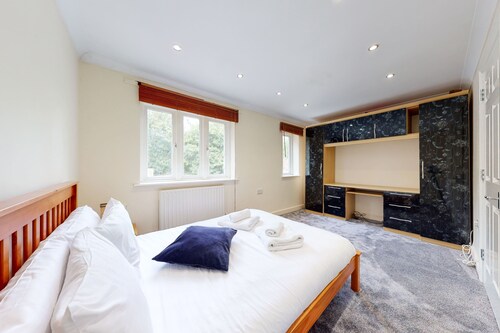 Amazing 2 Bed House w/ Private Parking & Private Garden