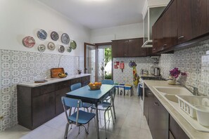 Fridge, microwave, oven, stovetop - Holiday Home “Casa Tangerina” with Garden & A/C (Tavira)