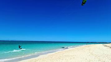 Vlak bij het strand, ligstoelen aan het strand, strandlakens